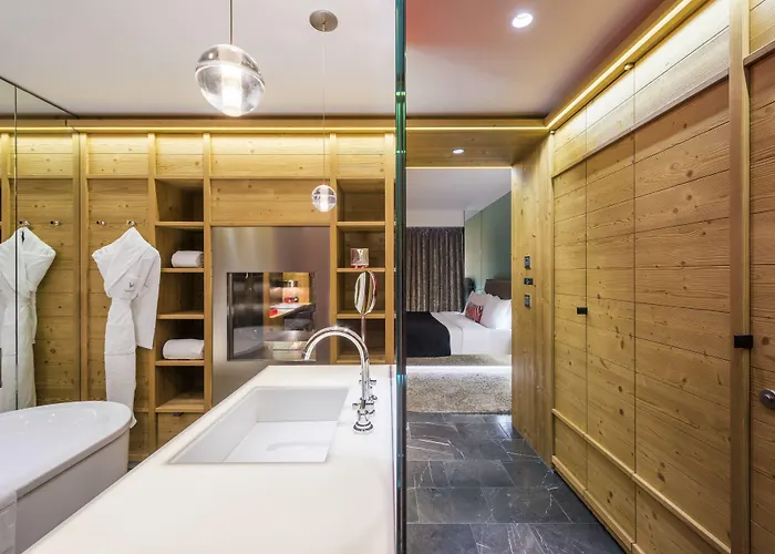 W Hotel 5*